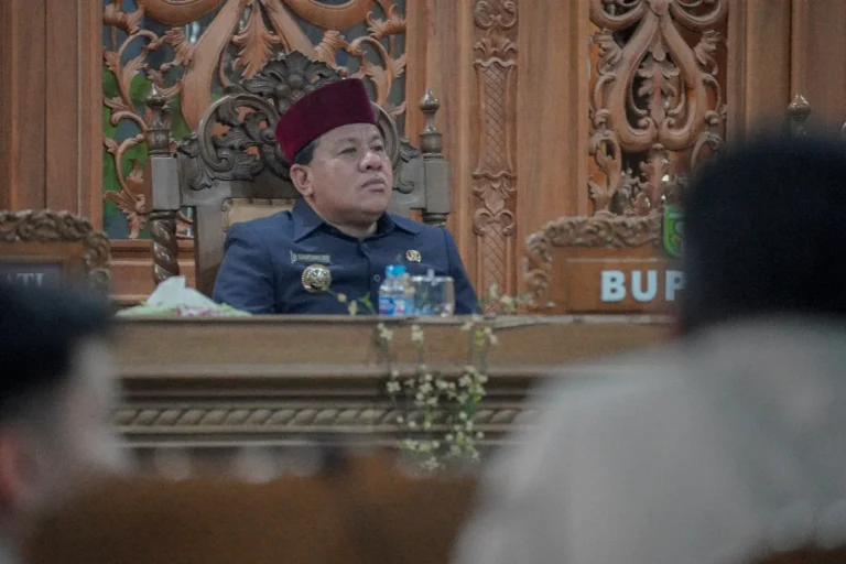 Bupati Kuansing Suhardiman Amby ditangkap KPK dugaan kasus suap lelang jabatan Sekda.